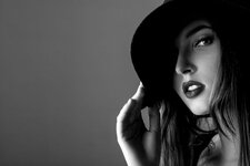 1376162-پرتره-سیاه-و-سفید-از-زن-زیبا-و-زیبا-با-کلاه-سیاه.jpg